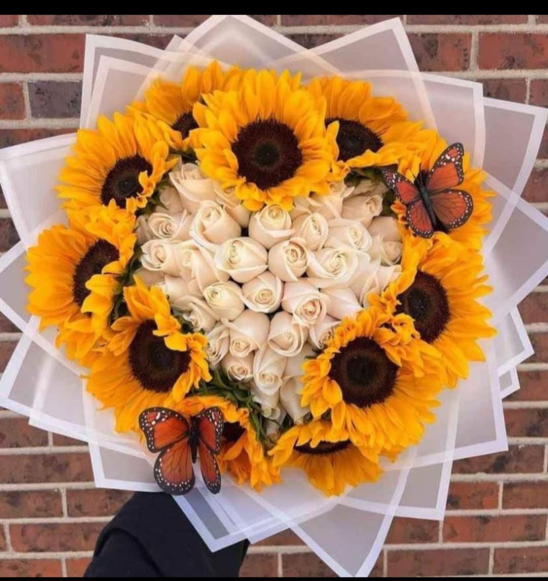 Ramo de girasoles con rosas blancas y mariposas