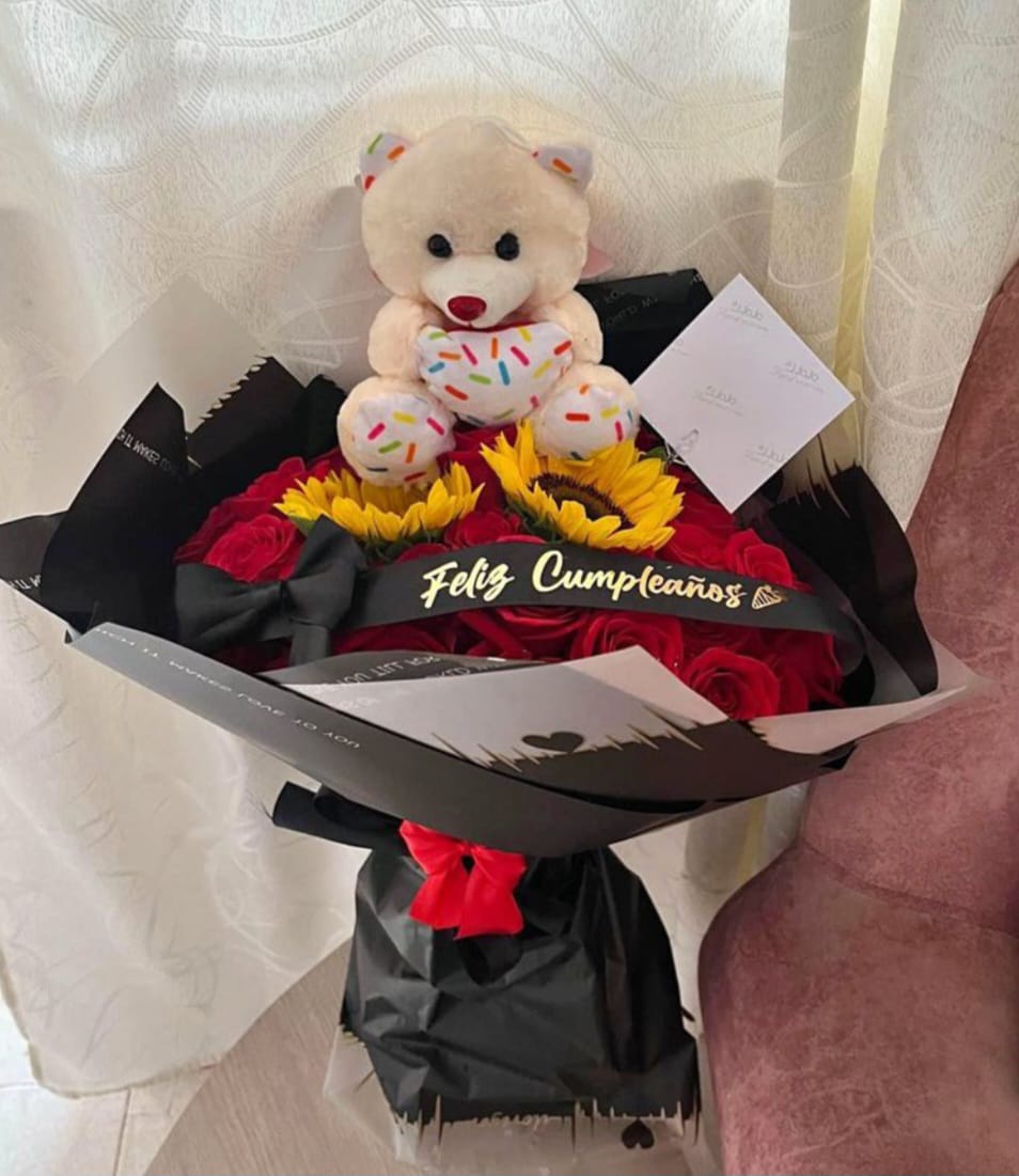 Arreglo de rosas rojas y girasoles con peluche y tarjeta de feliz cumpleaños