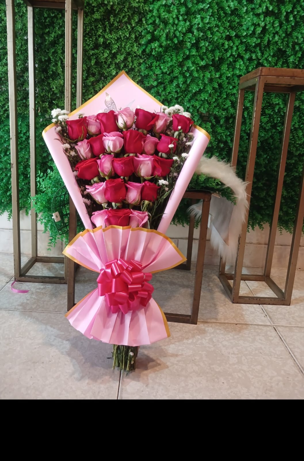 Ramo de rosas rosadas y fucsia con envoltura rosa premium