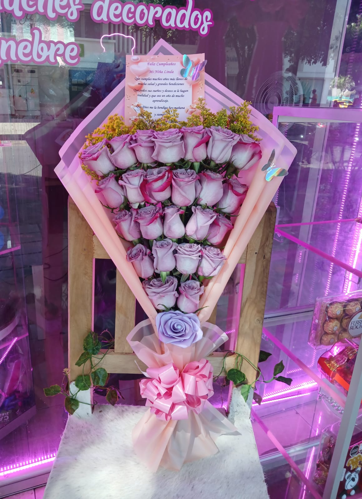 Ramo de rosas lavanda con tarjeta personalizada