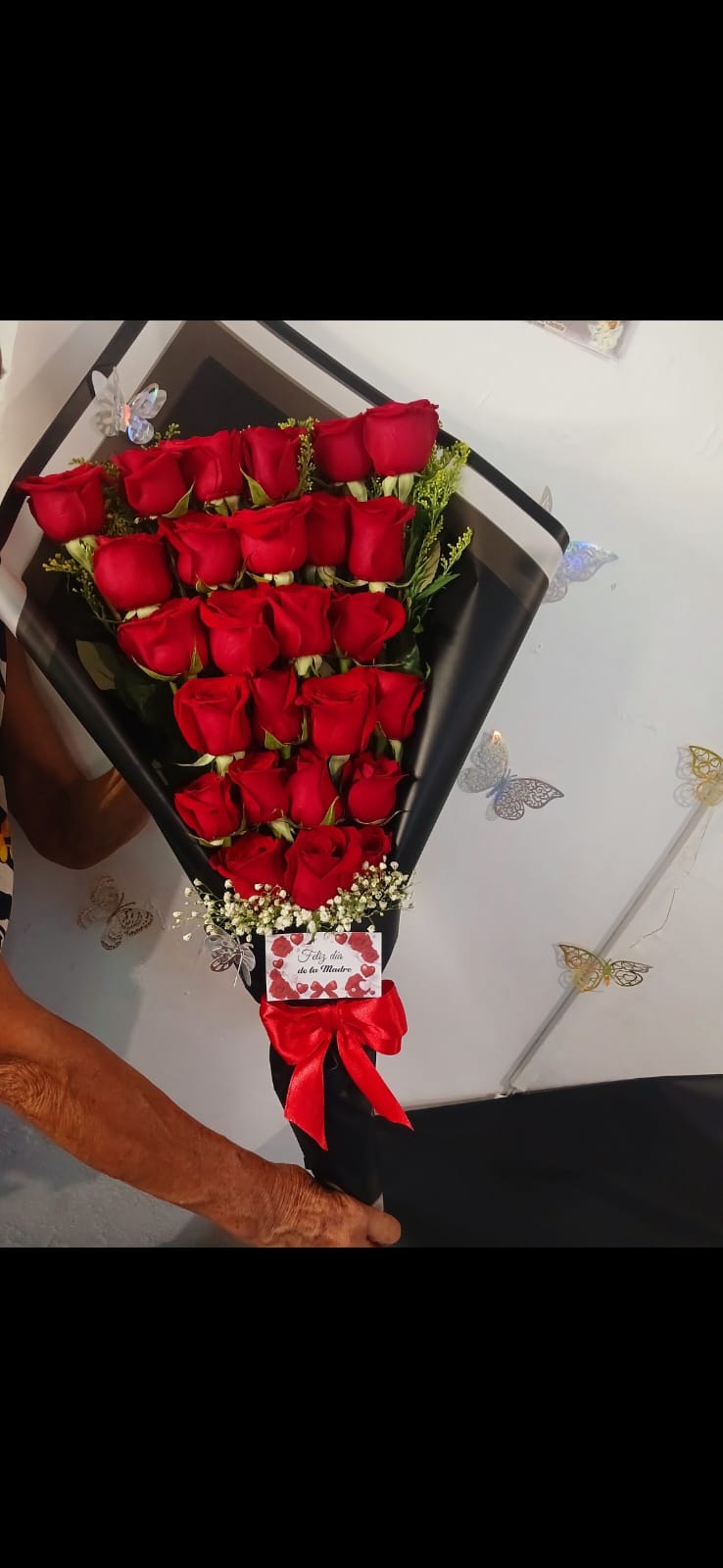 Ramo largo de rosas rojas con tarjeta especial